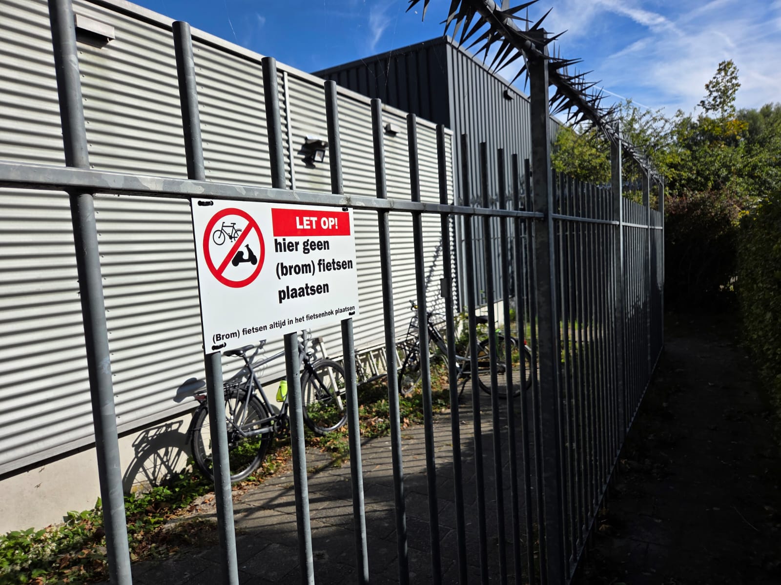 Geen (brom) fietsen plaatsen - trespa