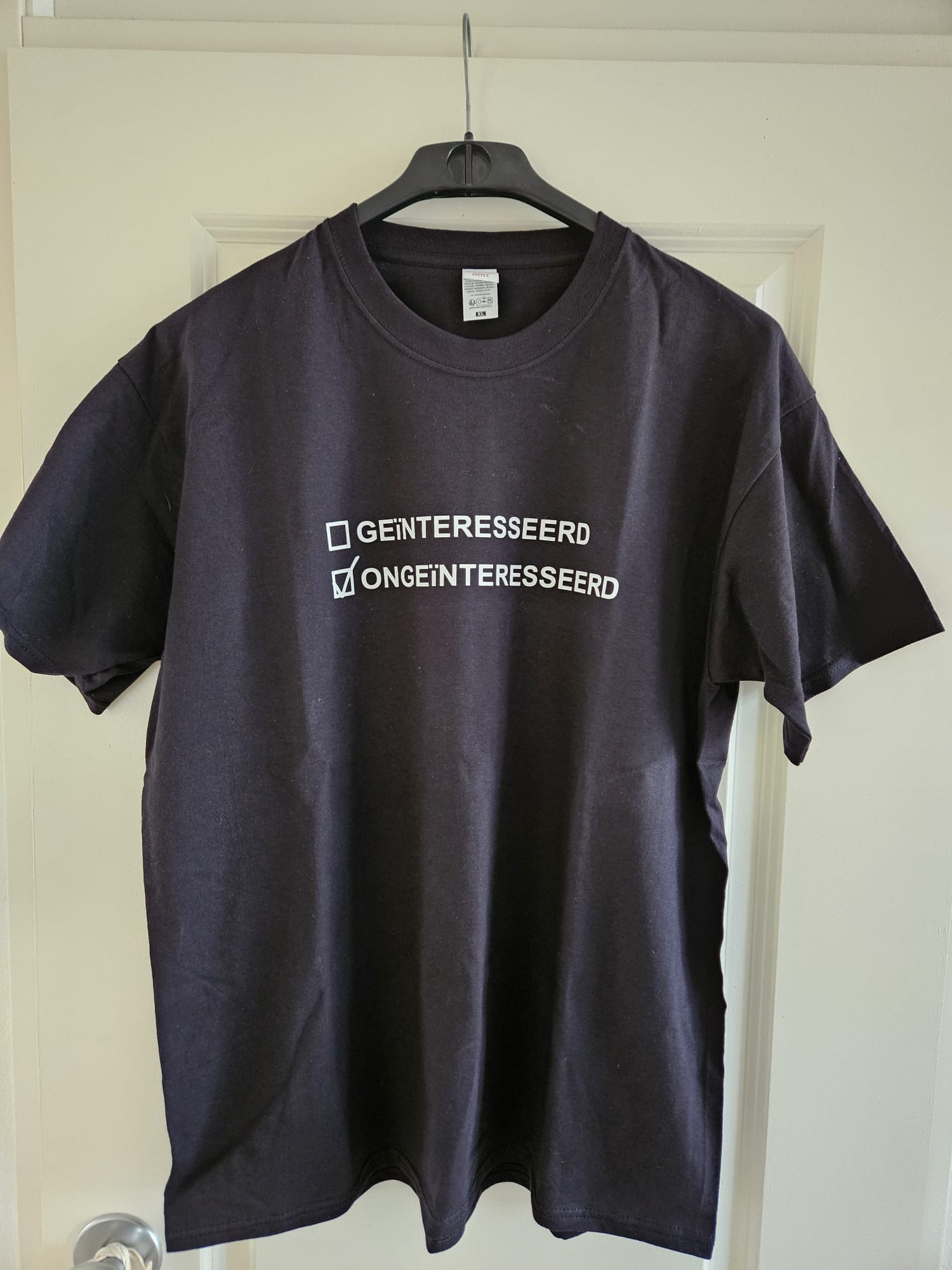 T-shirt "(on)geïnteresseerd"